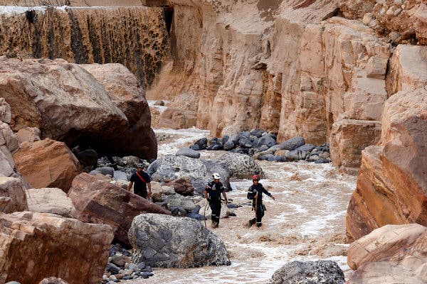 الدفاع المدني ينقذ ثلاثة سياح بمنطقة