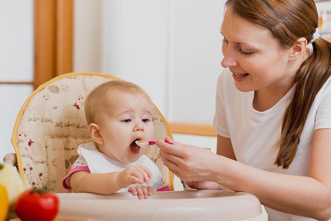 طبيب يحذر: إعطاء العسل للأطفال دون