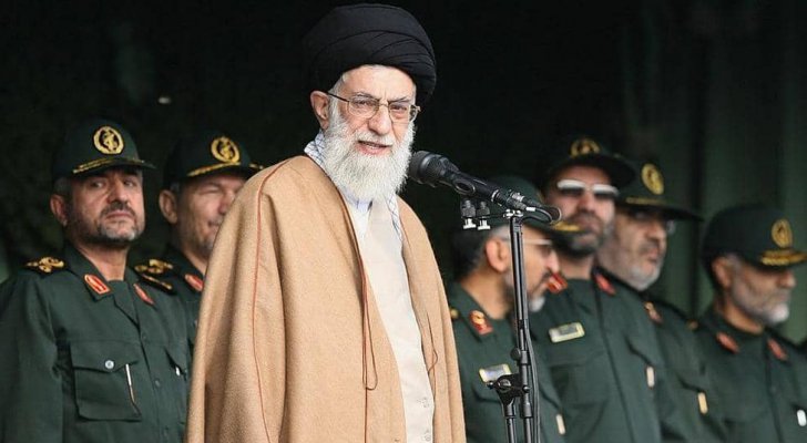 خامنئي يصر على رفع أسعار البنزين