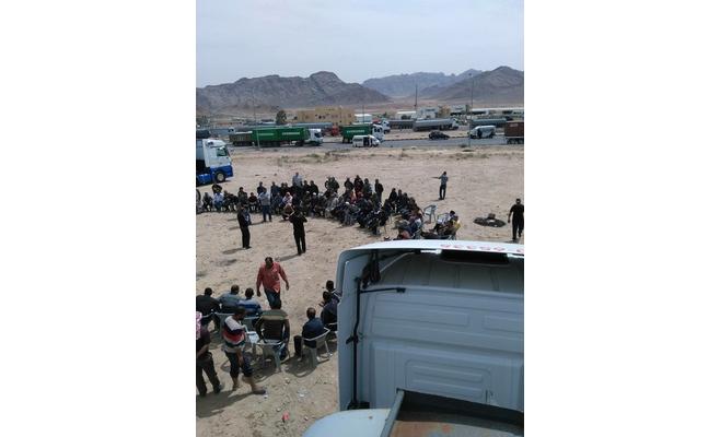 توقيف 14 من سائقي الشاحنات المعتصمين