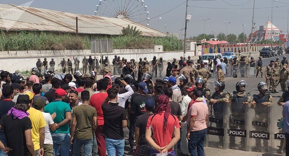 محتجون يغلقون أهم موانئ العراق مع