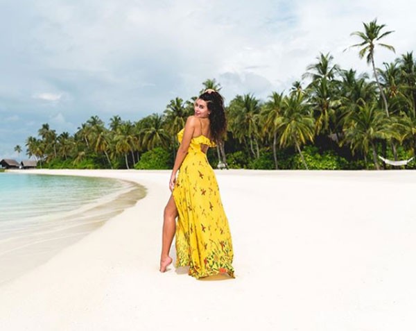 ياسمين صبري تتألق على شاطئ جزر