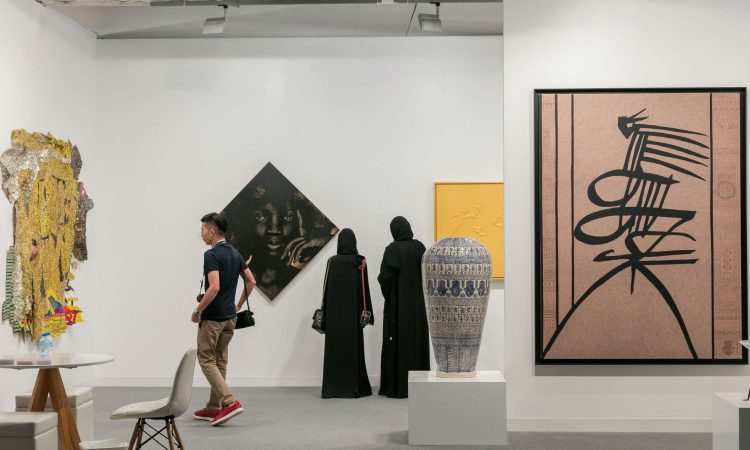 منحوتات ولوحات ومجوهرات من 21 مدينة