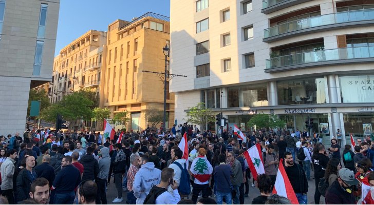 المحتجون في لبنان يحاولون منع انعقاد