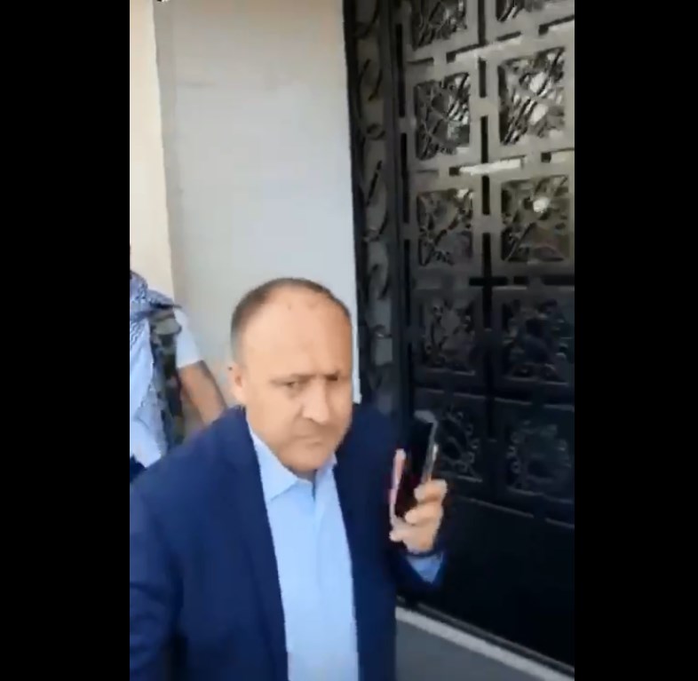 شاهد.. متظاهرون لبنانيون يطاردون عضو مجلس