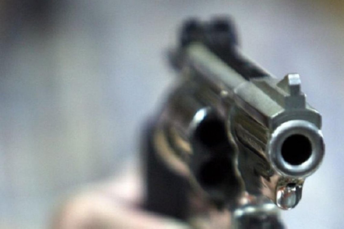 الحبس سنة لحيازة شخص سلاحا غير