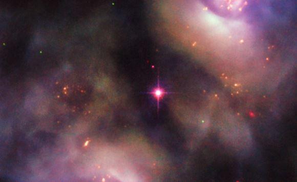 الليلة نشاهد وميضا أحمر وأخضر بسماء