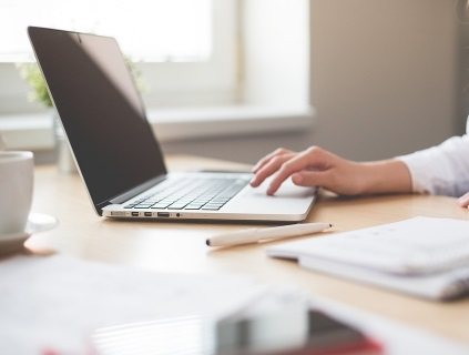 أجواء العمل الرديئة تجعل النساء أمهات