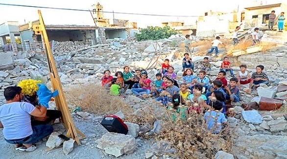 مسرح دمى متنقل يأخذ أطفال إدلب