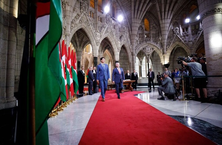 الملك يملأ حالة الفراغ في الخاصرة