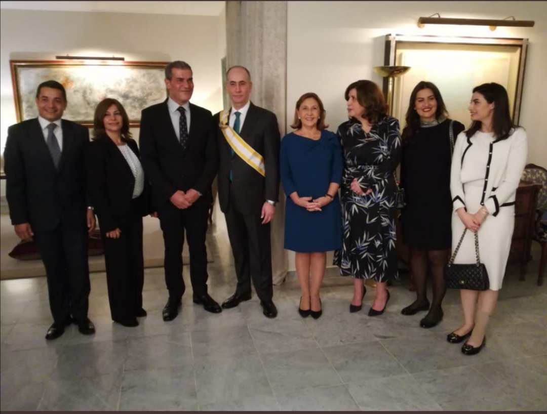 السفير غسان المجالي يتسلم وسام الصليب