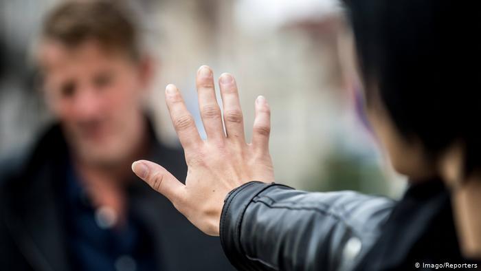 الإفتاء للرجل: تزوج بأخرى.. إذا امتنعت