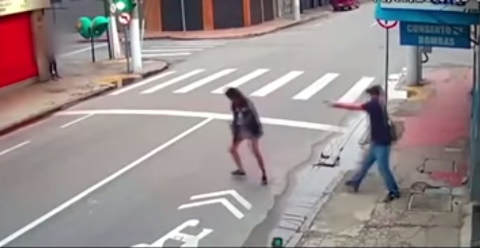 بالفيديو.. برازيلي يقتل متسولة في الشارع