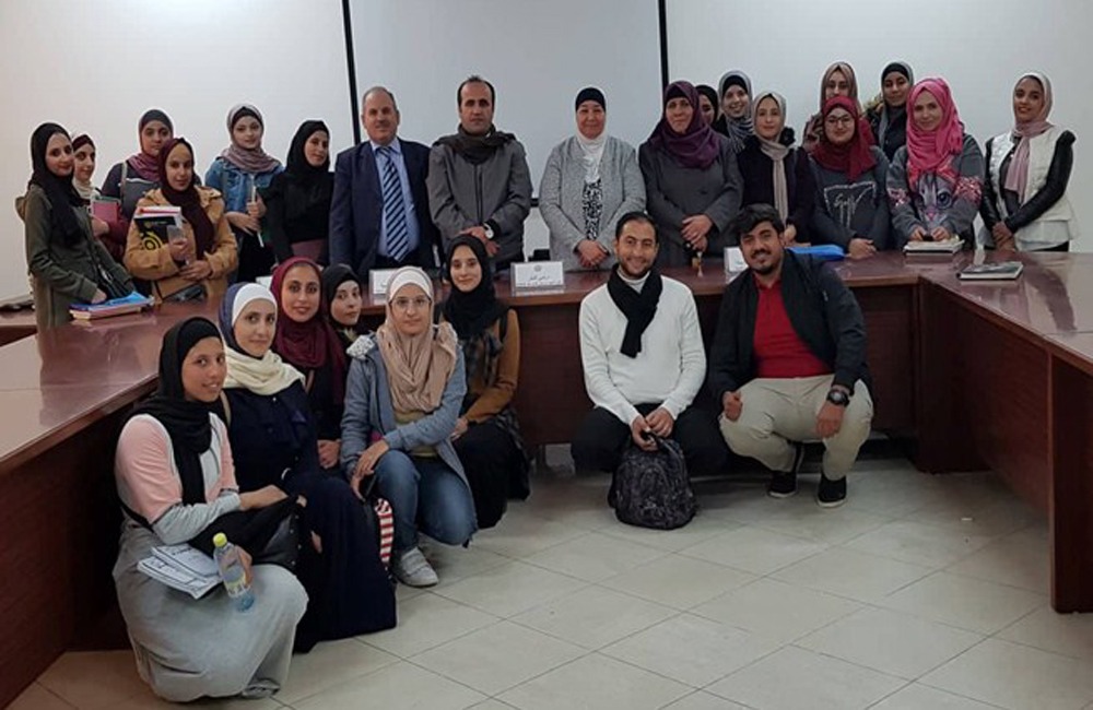 عميد كلية العلوم التربوية يلتقي الطلبة