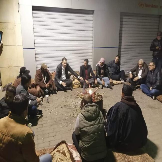 المعتصمون أمام الديوان الملكي يعلقون اعتصامهم