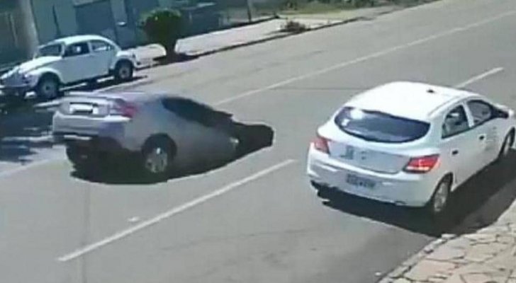 حفرة وسط الطريق تبتلع سيارة بمن