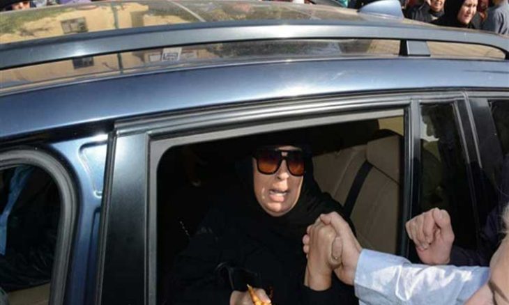 انهيار فيفي عبده في جنازة شقيقتها