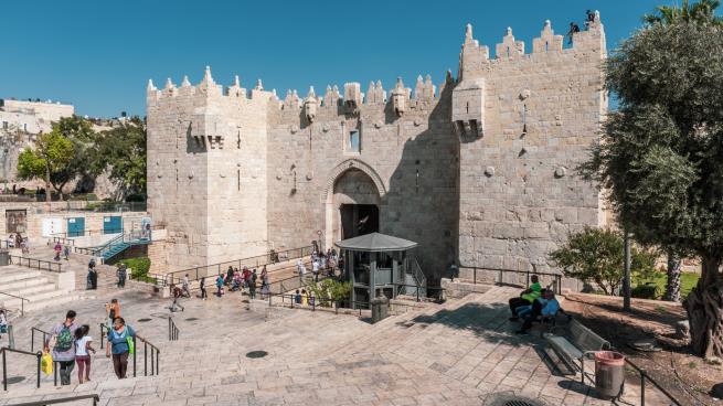 كمن يشرف على توديع شيء