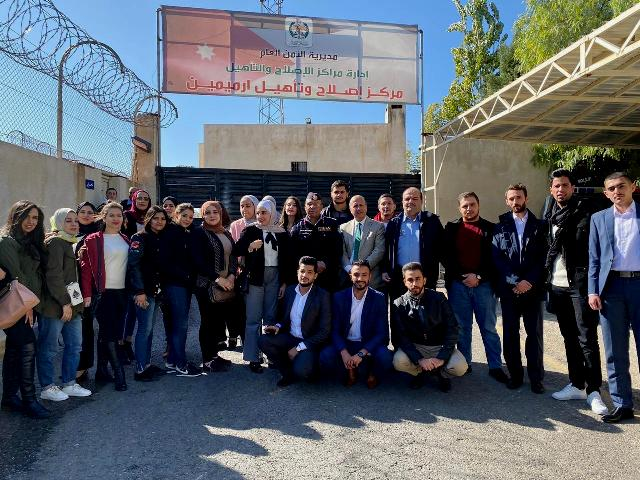 طلبة حقوق عمان الأهلية يزورون مركز