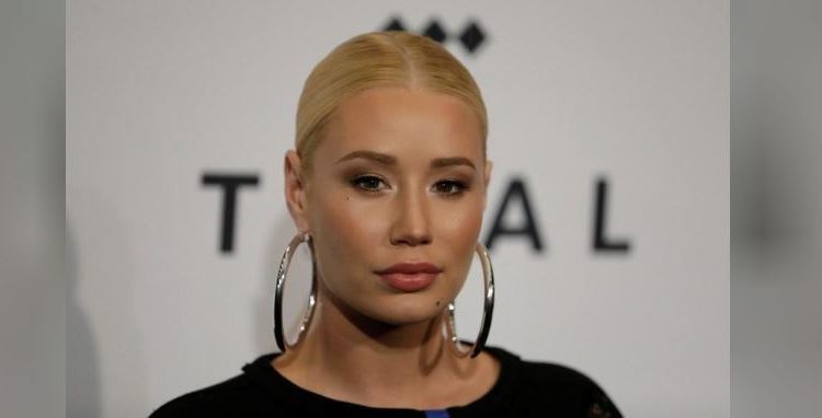 المطربة الشهيرة سمعت أصواتا بالدور العلوي