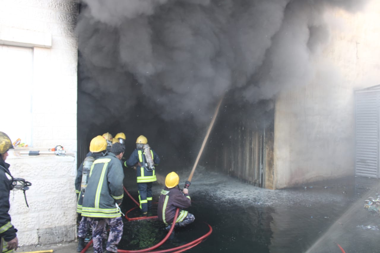 حريق ضخم داخل مستودع لتخزين التمور