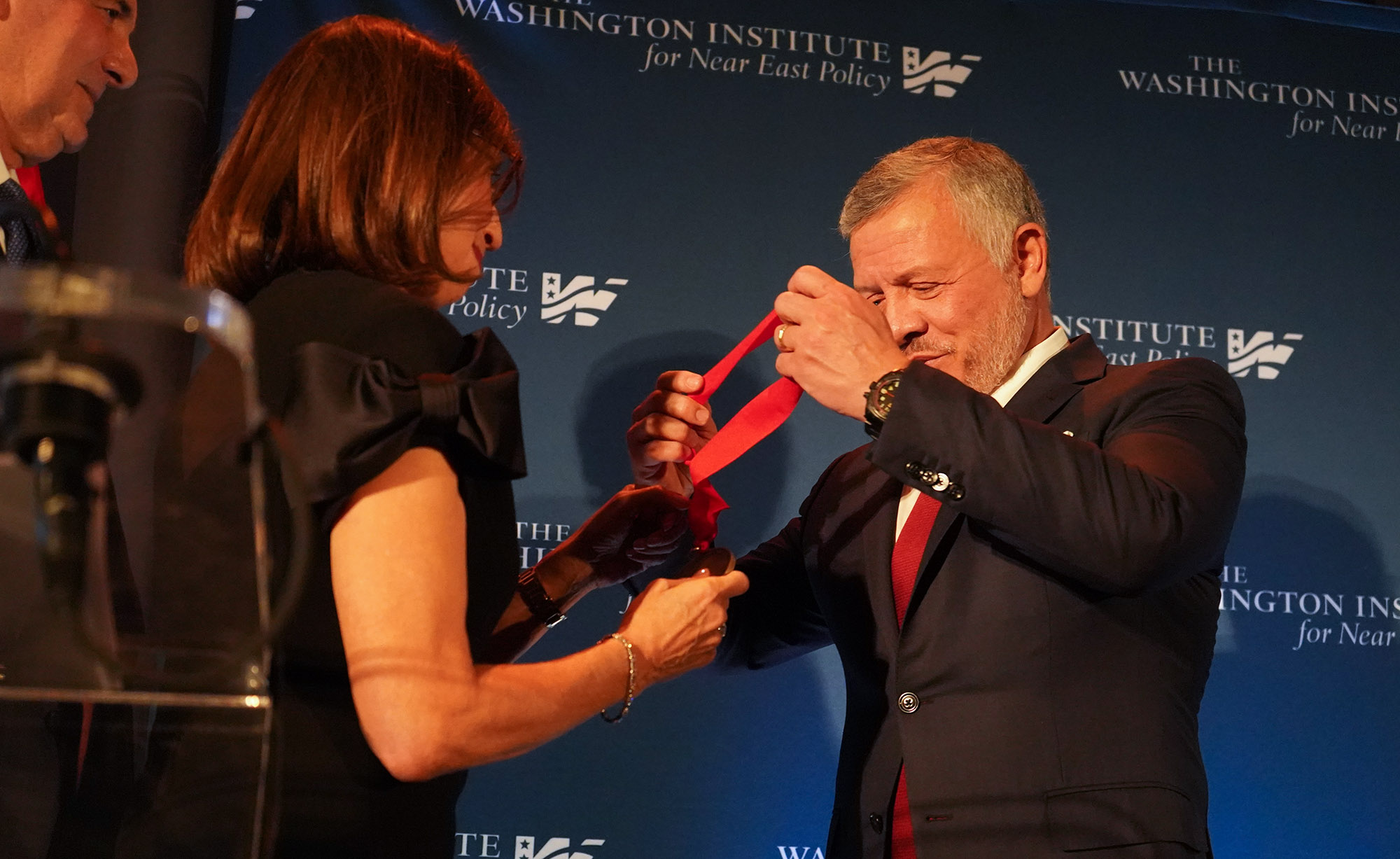 الطراونة يهنئ الملك بتسلم جائزة رجل