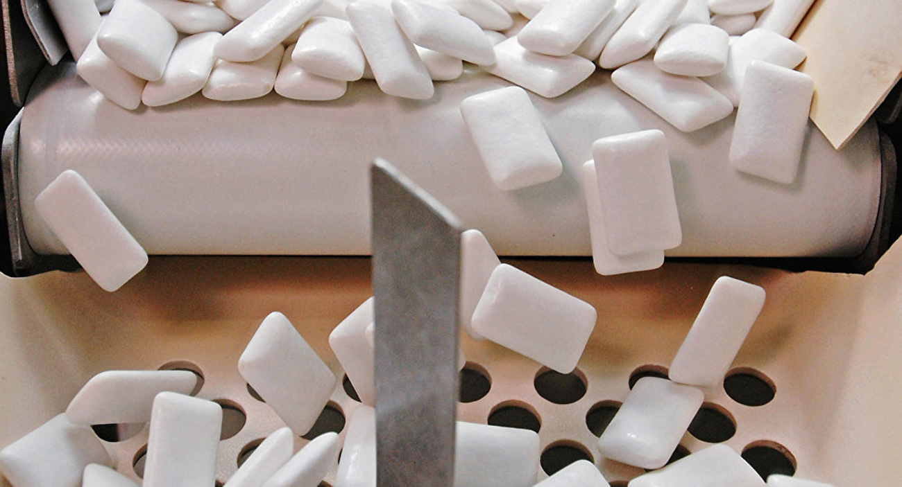 ماذا يحدث لجسمك عند ابتلاع العلكة؟