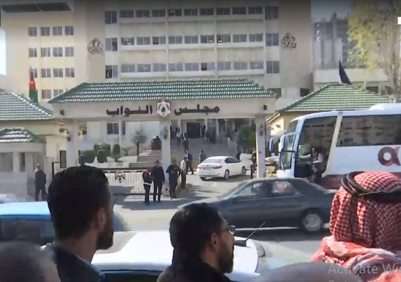 وقفة احتجاجية أمام مجلس النواب للمطالبة