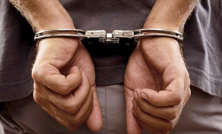 القبض على شخصين سلبا مبلغا ماليا