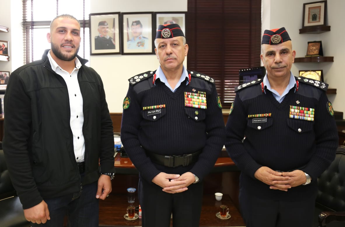 الامن يكرم مواطنا ساند بالقبض على