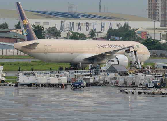 أول طائرة سعودية تهبط في قطر