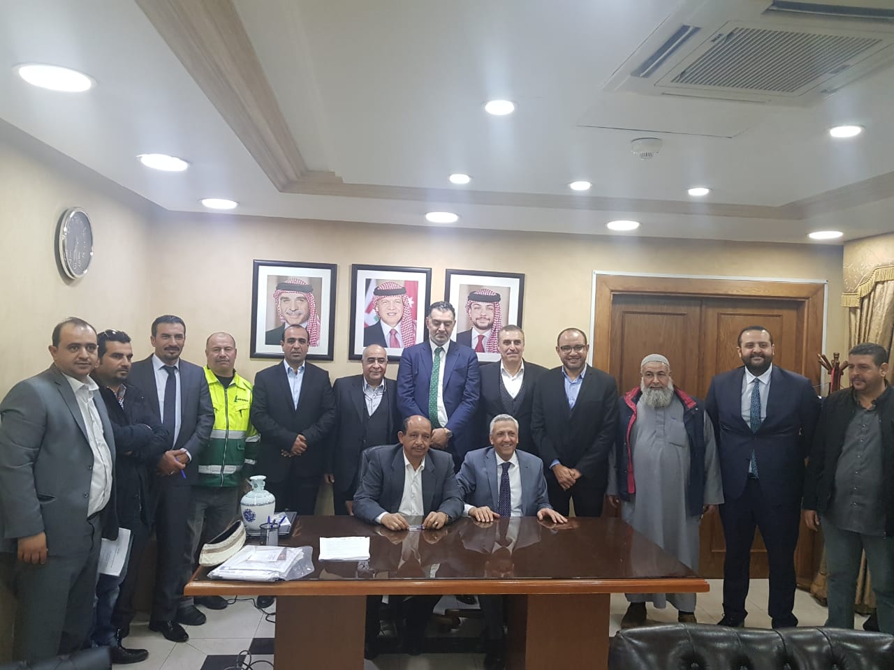 وزير العمل ينهي ازمة شركة مصانع