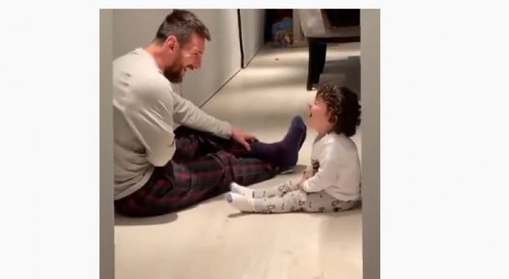 بالفيديو ميسي يلاعب ابنه الصغير بزجاجة