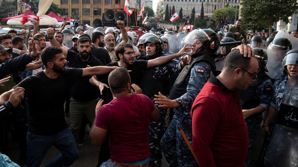 اشتباكات بين أنصار حزب الله والمتظاهرين