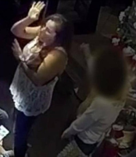 اللقطة المروعة.. خرجا من الحانة سويا