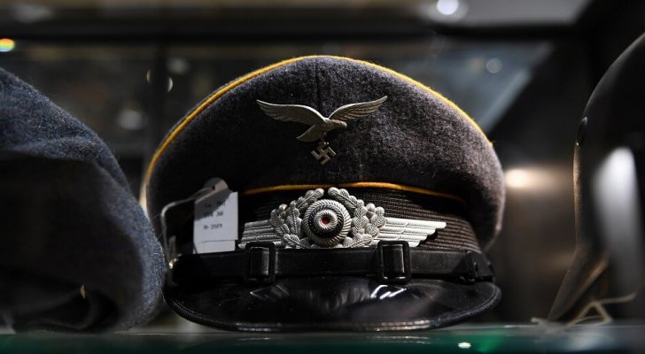 رجل أعمال لبناني يشتري مقتنيات لـ