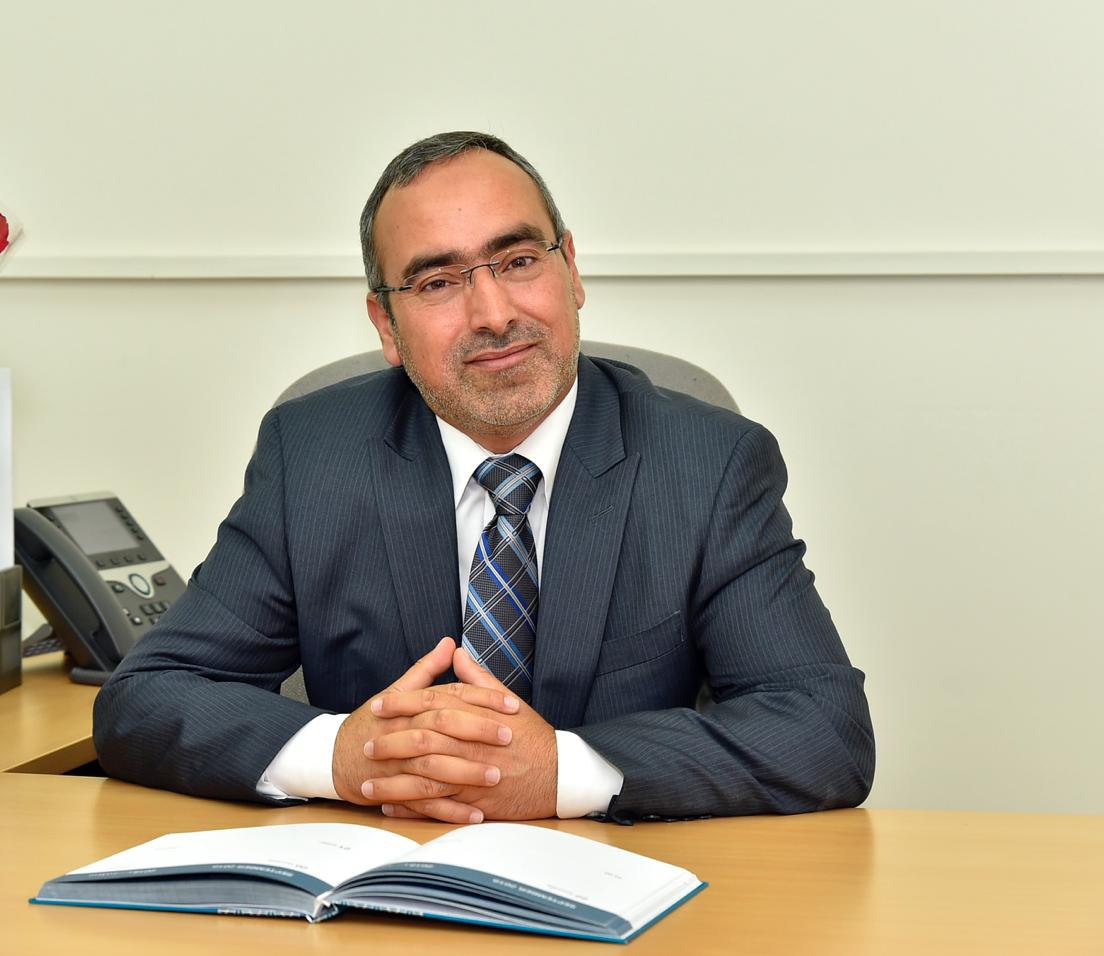 الدكتور صادق شديفات يباشر عمله عميدا