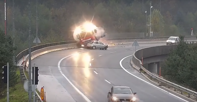 حادث غريب.. . سيارة صغيرة تسقط