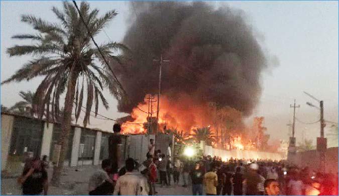 متظاهرون يحرقون القنصلية الإيرانية في النجف