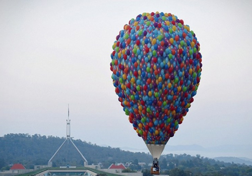 أول مقهى مستوحى من ألوان قوس