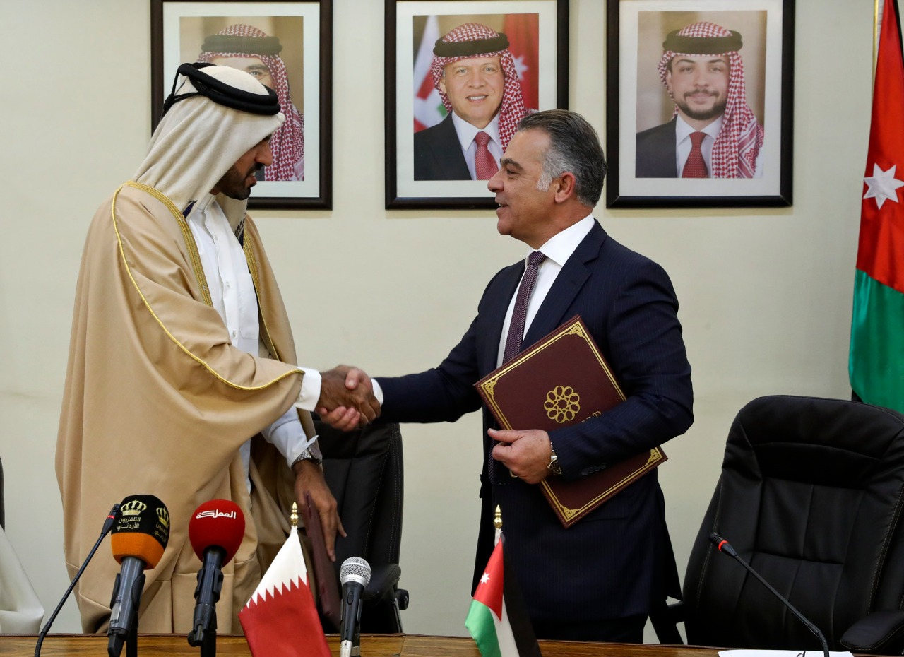 منحة قطرية لوزارة الصحة (صور)