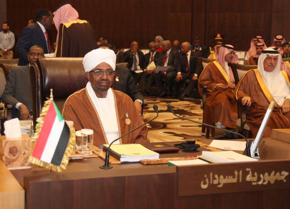 موقف طريف في القمة العربية يشعل