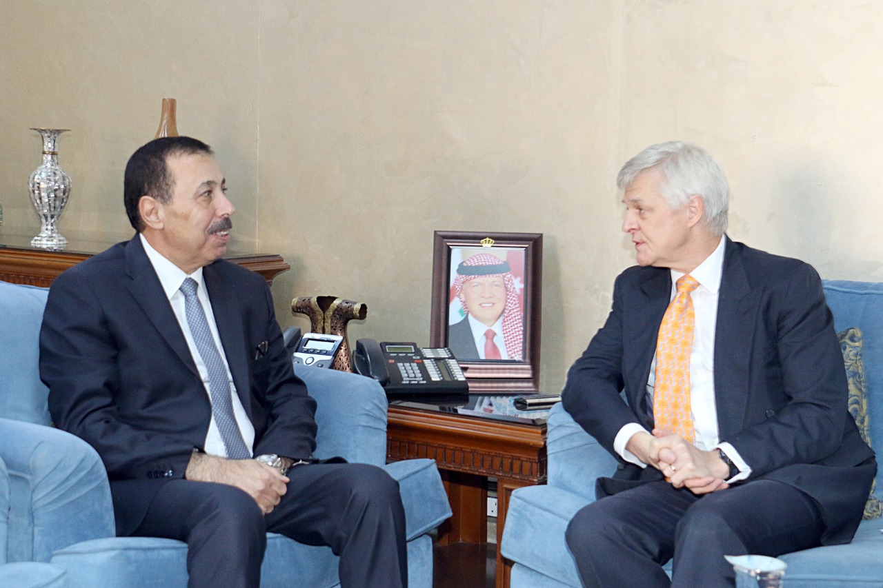السفير البريطاني يلتقي النعيمي ويشيد بالدور