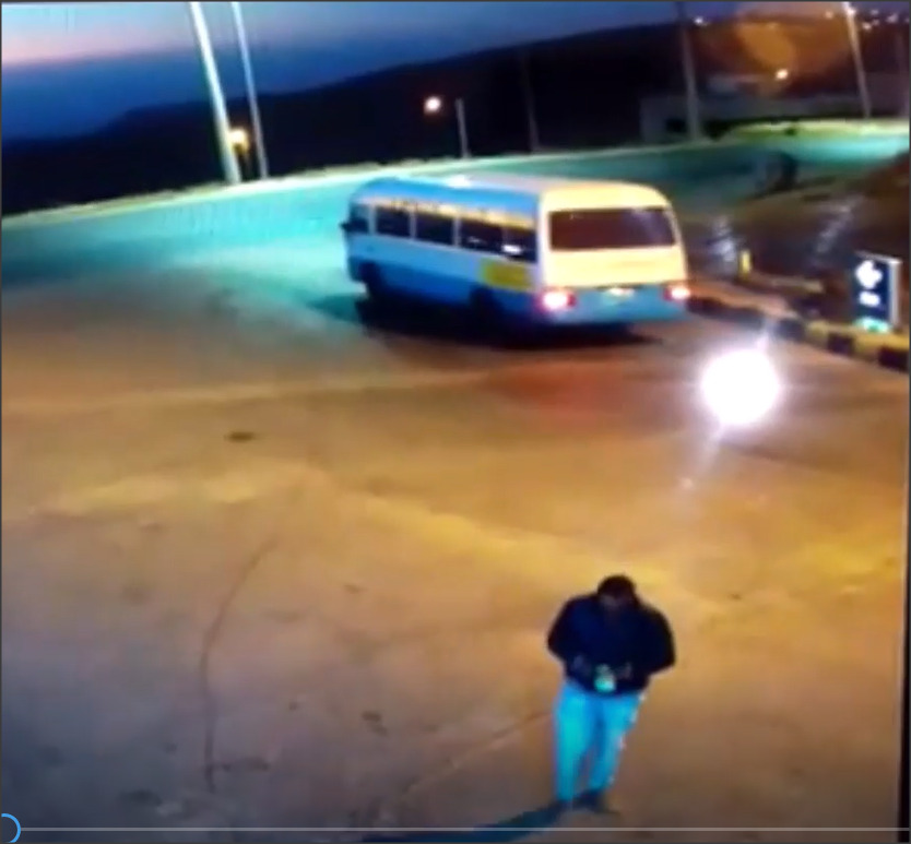 حادث غريب لـ سائق باص أردني..