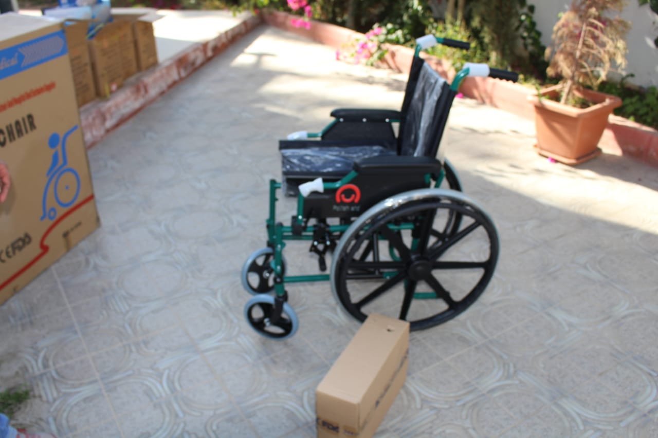 توزيع كراسي متحركة لمقعدين في المفرق
