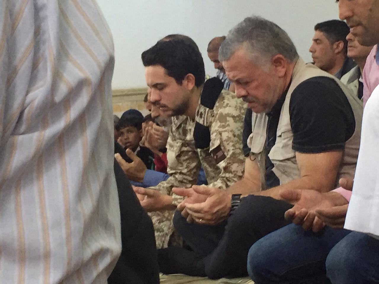 الملك والأمير حسين يؤديان صلاتي الجمعة