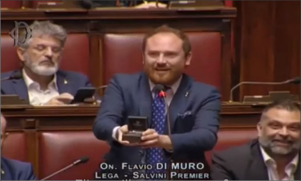 نائب يعرض الزواج على حبيبته في