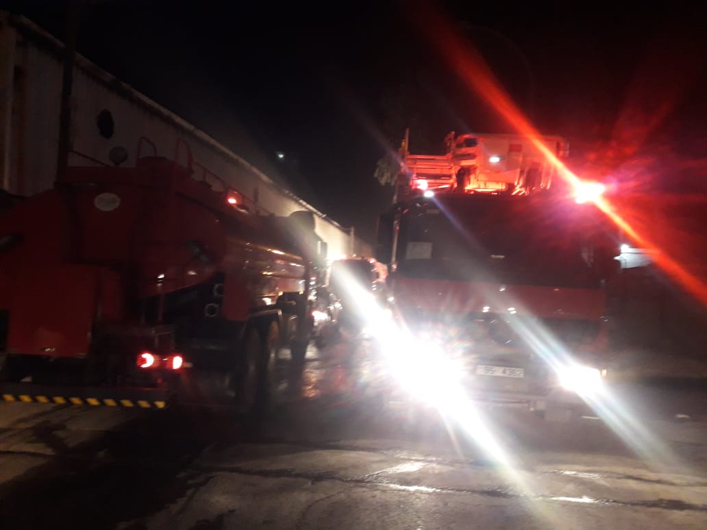 إخماد حريق هنغر خزانات بلاستيك في