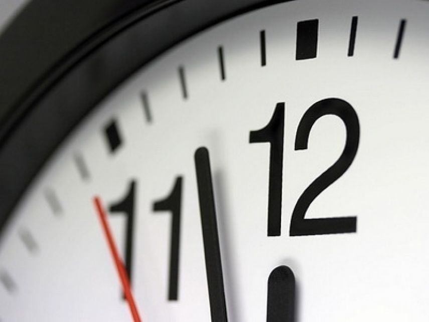 العمل بالتوقيت الصيفي منتصف الليلة.. وهذه