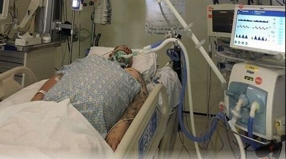 يعرض الزواج عليها من على سرير